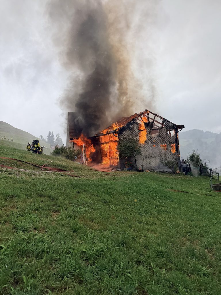 Schwellbrunn AR: Brand zerstört Appenzellerhöckli, 3 im Spital