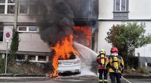 Neuhausen am Rheinfall SH: Brand in Industriegebäude