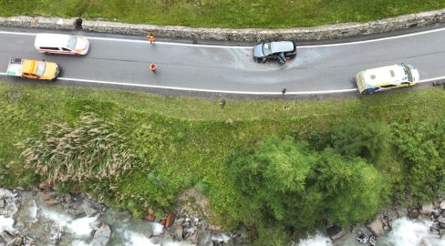 Splügen GR: Töff stürzt ab, Lenker bei Unfall schwer verletzt