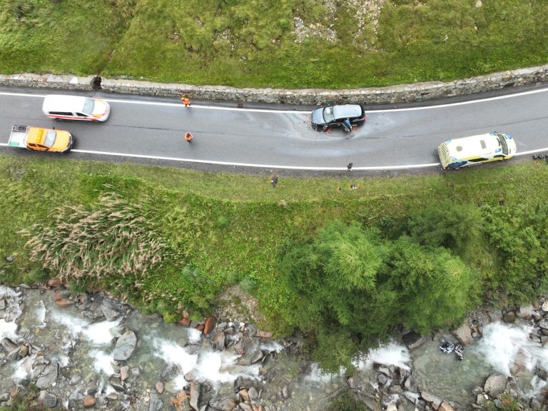 Splügen GR: Töff stürzt ab, Lenker bei Unfall schwer verletzt