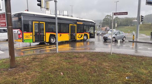 Niederuzwil SG: 43'000 Franken Schaden bei Unfall mit Postauto
