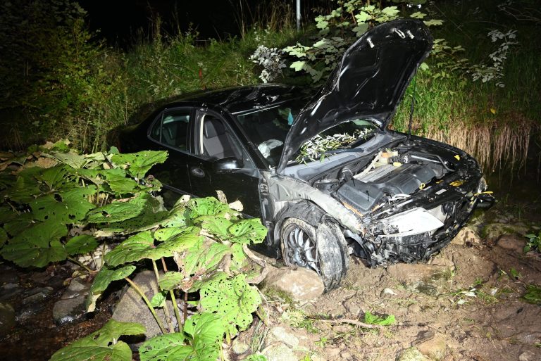 Gams SG: Saab-Lenker (18) landet nach Unfall im Simmibach