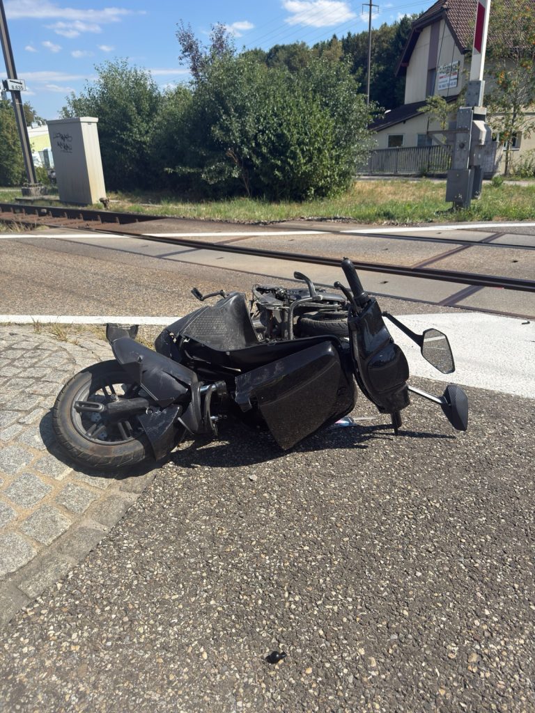 Kölliken AG: E-Roller-Lenker (83) stirbt nach Unfall mit Smart