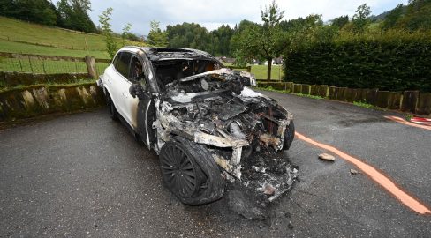 Neuägeri ZG: Auto steht kurz nach Parkieren in Vollbrand