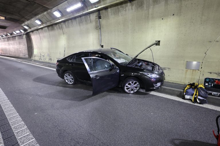 St. Ursanne JU: Unfall im Tunnel, Auto knallt in Wand