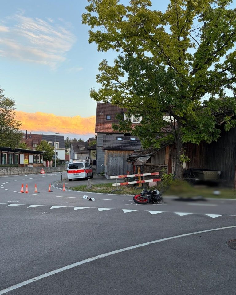 Binz ZH: Töff-Lenker (19) stürzt bei Unfall, schwer verletzt