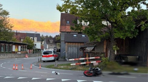 Binz ZH: Töff-Lenker (19) stürzt bei Unfall, schwer verletzt