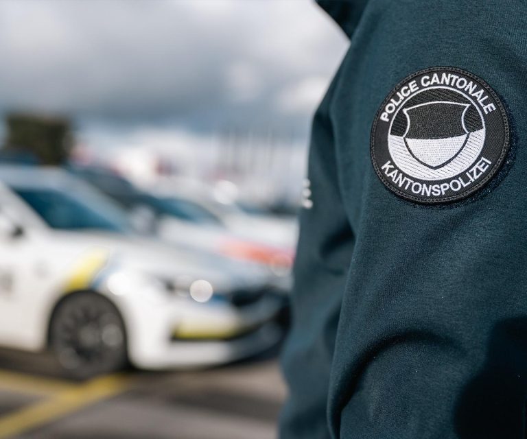 Epagny FR: Lenker (90) prallt gegen Mauer und stirbt bei Unfall