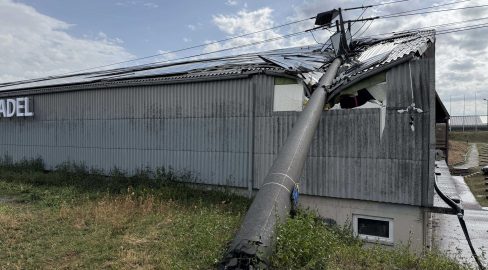 Birrhard AG: Orkan kippt LKW auf A1, Unfall sorgt für Stau