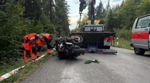 Embrach ZH: Roller kracht in Baum, 2 Schwerverletzte bei Unfall