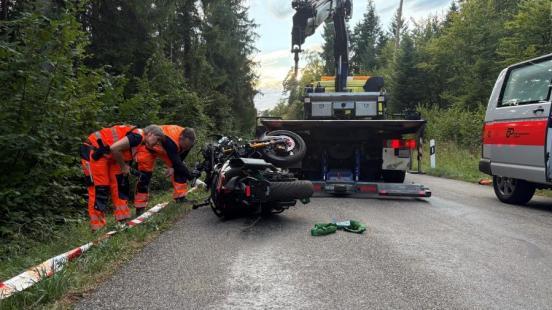 Embrach ZH: Roller kracht in Baum, 2 Schwerverletzte bei Unfall