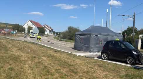 Kölliken AG: E-Roller-Lenker (83) stirbt nach Unfall mit Smart