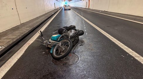 Neuhaus SG: Unfall im Tunnel, Töff-Lenker (75) schwer verletzt
