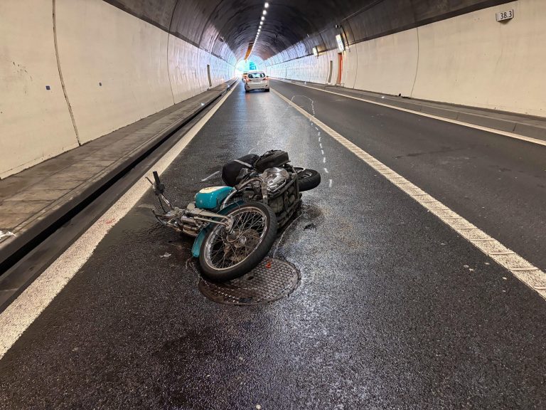 Neuhaus SG: Unfall im Tunnel, Töff-Lenker (75) schwer verletzt