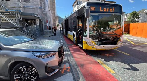 Davos Dorf GR: Lenker (80) baut Unfall, Frau schwer verletzt