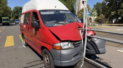 Basel BS: Metallstange verfehlt Lenker (82) bei Unfall knapp