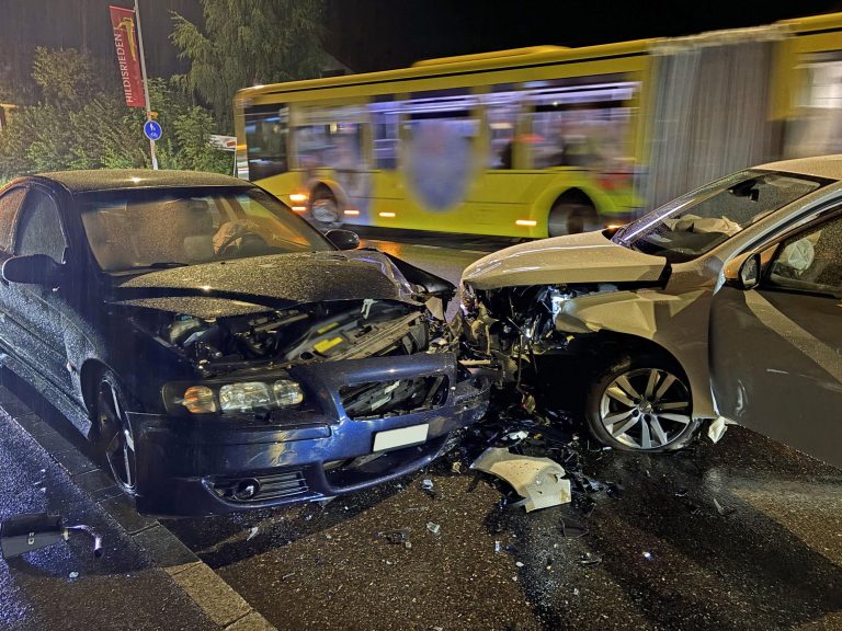 Hildisrieden LU: Autos krachen bei Unfall frontal zusammen