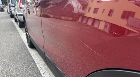 Neuhausen am Rheinfall SH: Auto auf 2,3 Metern zerkratzt