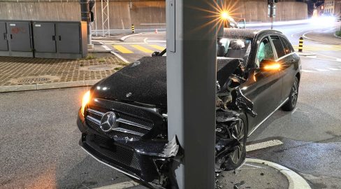 Luzern LU: Auto baut mit 1,1 Promille Unfall an Kandelaber