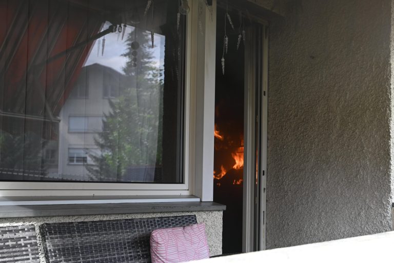 Azmoos SG: Brand im Mehrfamilienhaus, zwei Verletzte im Spital