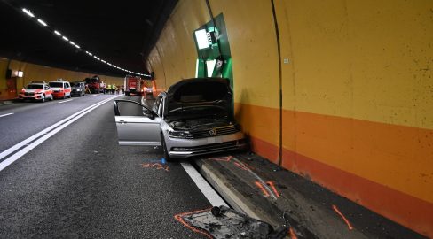 Thusis GR: Unfall im Tunnel, Promille-Lenker kracht in PW