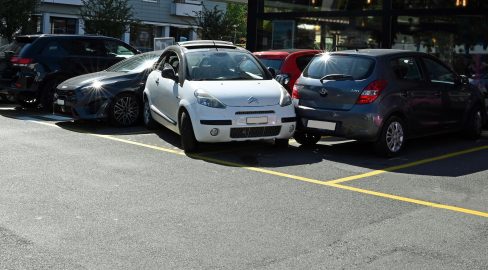 Sursee LU: Lenkerin (85) baut Unfall, Fussgängerin im Spital
