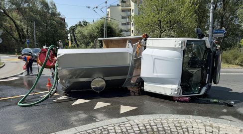 Luzern LU: LKW kippt im Kreisel, Lenker nach Unfall im Spital