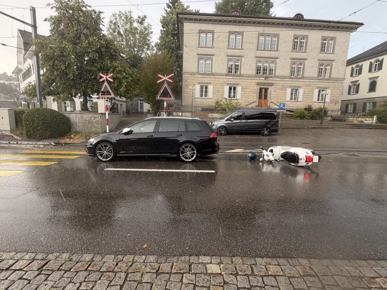 Teufen AR: Vespa-Lenker prallt in Auto, verletzt bei Unfall