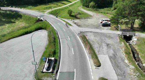 Celerina GR: Auto kracht in Steine, zwei Verletzte bei Unfall