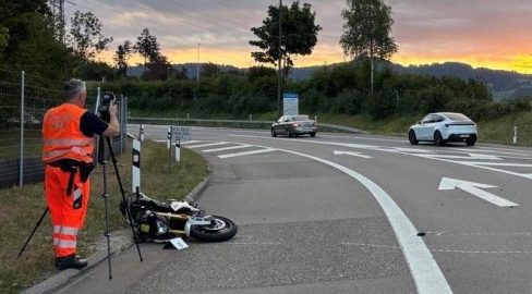 Hinwil ZH: Töff-Lenker (21) nach Unfall auf A15 schwer verletzt