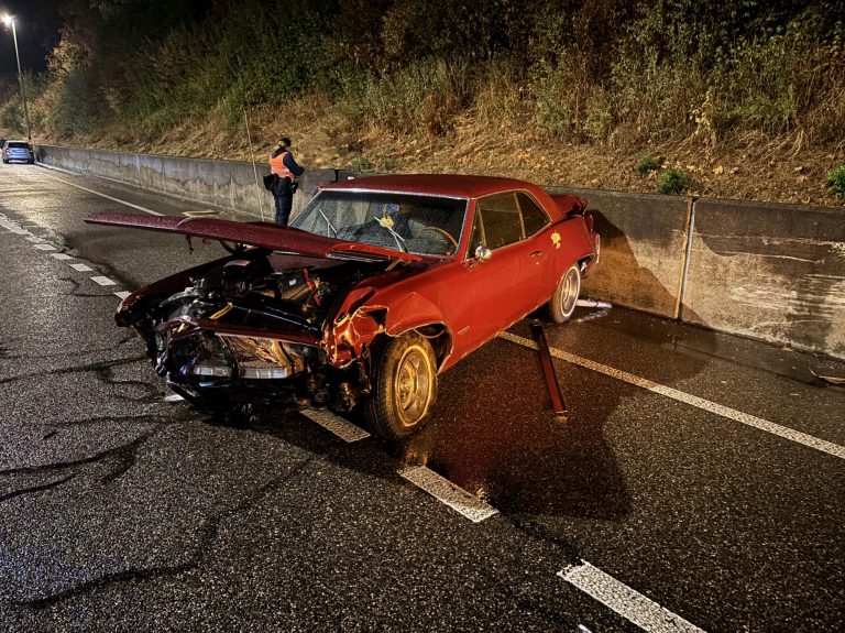Münchenstein BL: Pontiac kracht bei Unfall in Bordstein: Spital