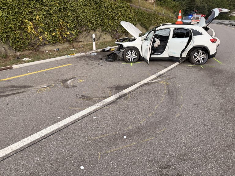 Steinen SZ: Unfall mit 8 Verletzten, Bub (9) in Lebensgefahr