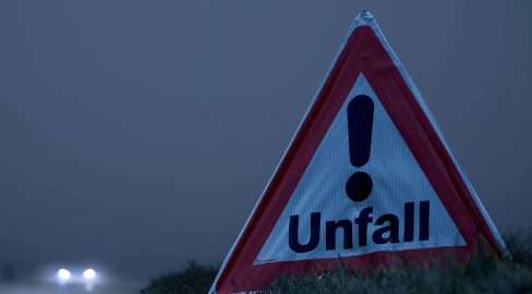 Gams SG: Lenker (20) verursacht Unfall und flüchtet