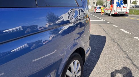 Oberarth SZ: Velofahrer bei Unfall unter PW schwer verletzt