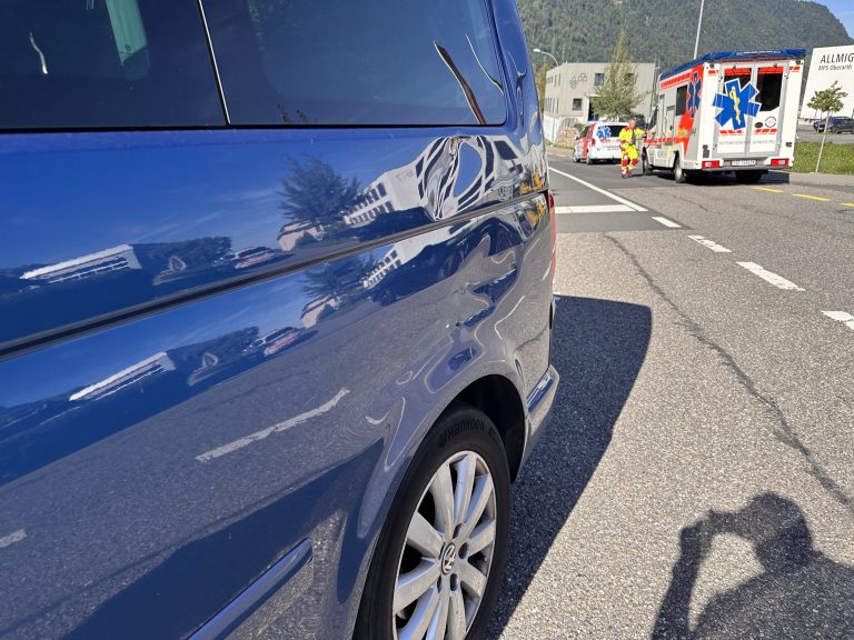 Oberarth SZ: Velofahrer bei Unfall unter PW schwer verletzt