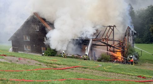 Schwellbrunn AR: Brand zerstört Appenzellerhöckli, 3 im Spital