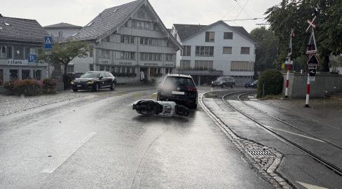 Teufen AR: Vespa-Lenker prallt in Auto, verletzt bei Unfall