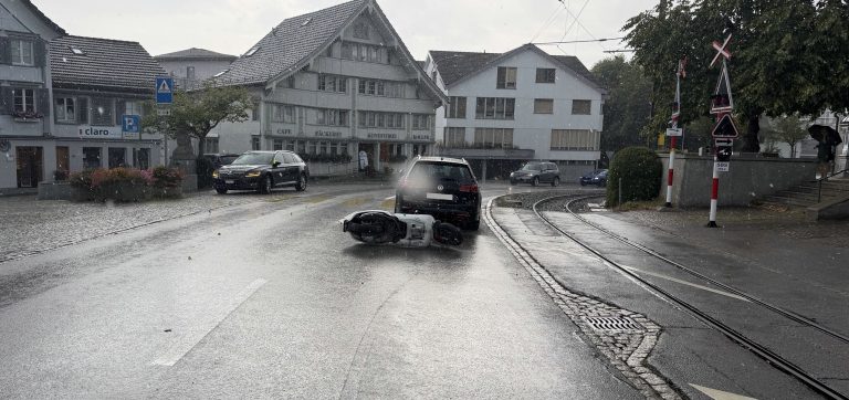 Teufen AR: Vespa-Lenker prallt in Auto, verletzt bei Unfall