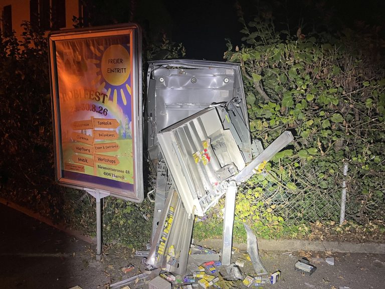 Therwil BL: Zigarettenautomat gesprengt, Täter auf E-Roller