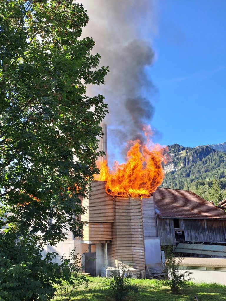 Flühli LU: Sägerei und Schnitzelhalle stehen in Brand
