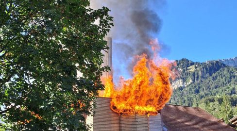 Flühli LU: Sägerei und Schnitzelhalle stehen in Brand