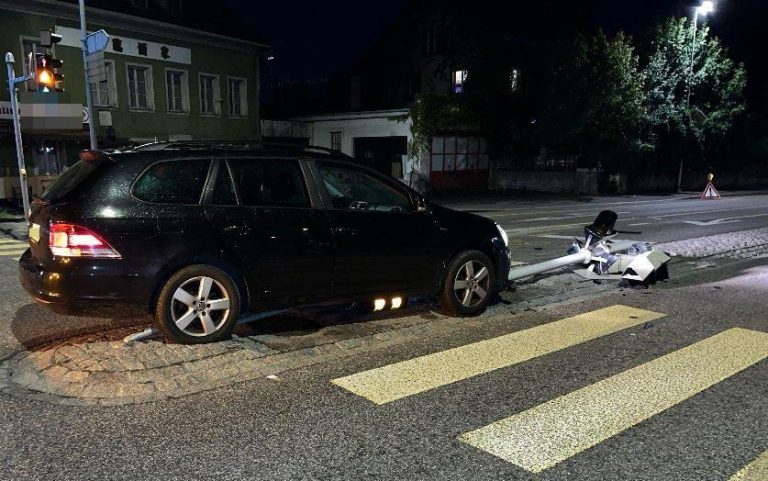 Solothurn SO: Auto prallt in Ampel, Flucht nach Unfall