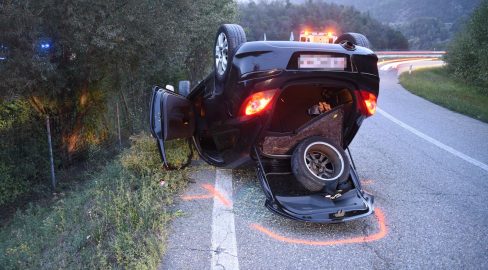 Bonaduz GR: Auto überschlägt sich bei Unfall, zwei Verletzte