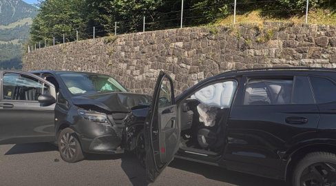 Lungern OW: Frontal-Crash, Lenker (24) bei Unfall verletzt