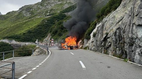 Fahrzeugbrand auf der Sustenstrasse in Wassen