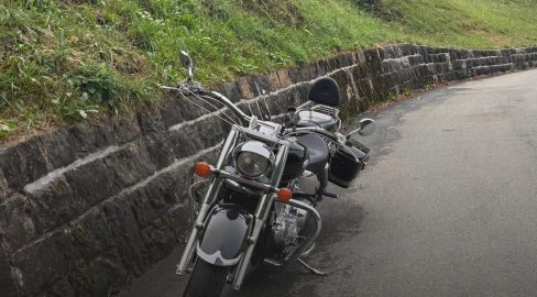Lungern OW: Töff stürzt in Kurve, zwei Verletzte nach Unfall