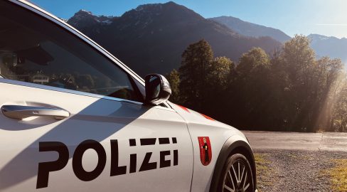 Engi GL: Grossaufgebot wegen Bedrohung, Strasse gesperrt