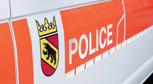 Merligen BE: Töff-Lenkerin nach Unfall an Mauer schwer verletzt