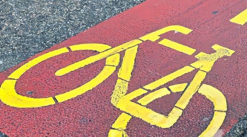 Schwyz SZ: Vier Velolenker stürzen: Spital nach Unfall