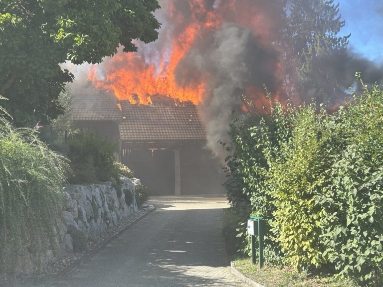 Burg AG: Scheunenbrand zerstört Gebäude, Person im Spital